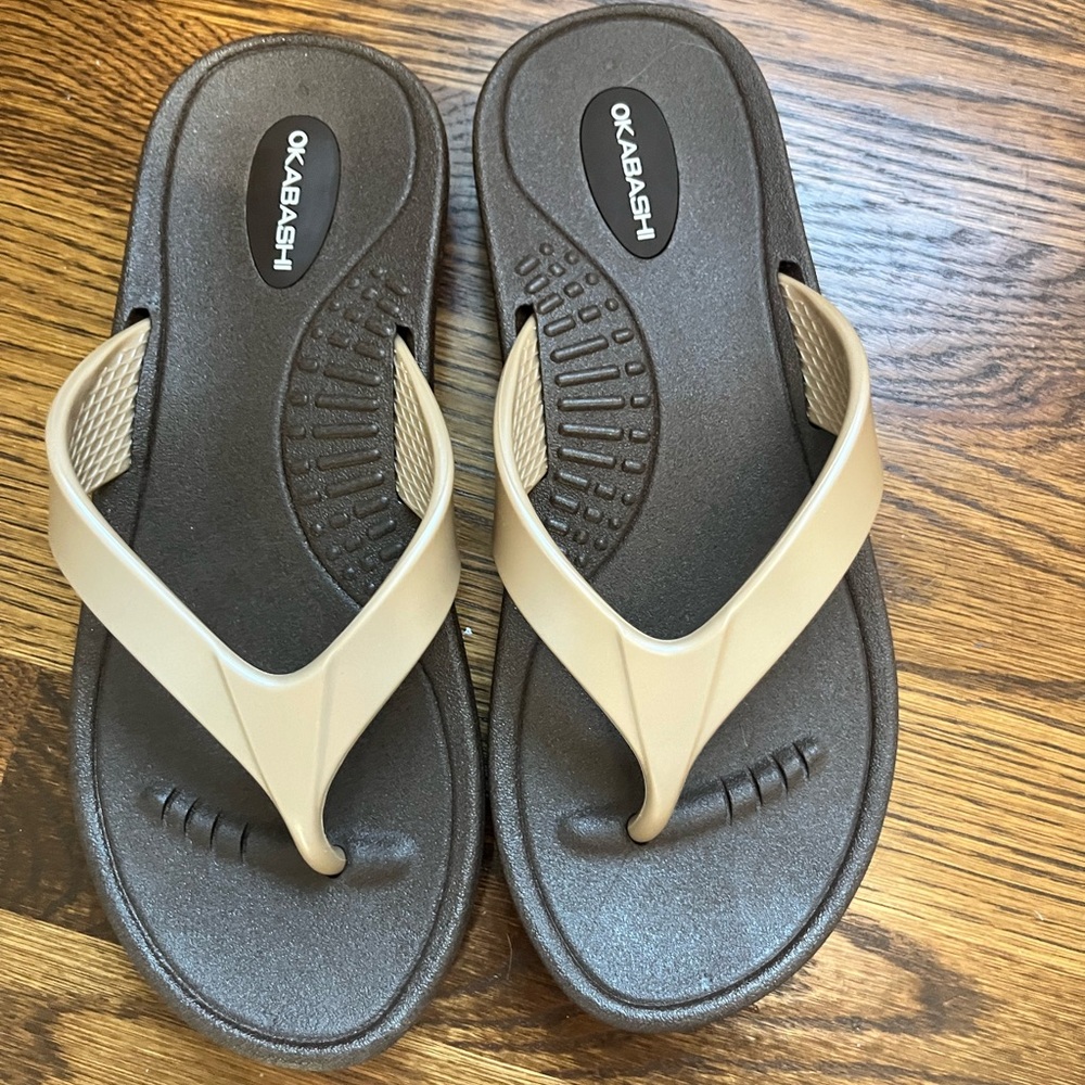 🩷SALE- Okabashi Women’s Brown and Gold Sandals, size S